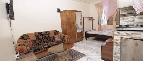 Estudio básico | Zona de estar | Smart TV de 24 pulgadas con canales digitales