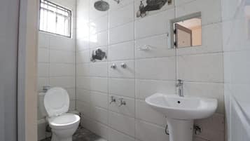 Eenvoudige studio | Badkamer | Een douche, gratis toiletartikelen, pantoffels, een bidet