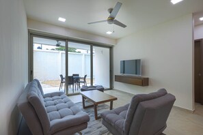Junior Suite | Living area | 40-inch Smart TV with digital channels - La Poza (Isla Mujeres)