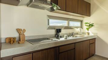 Een koelkast, een microgolfoven, een oven