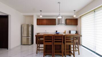 Suite superior | Cocina privada | Refrigerador, microondas, horno y cafetera y tetera