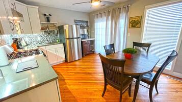 Kylskåp, mikrovågsugn, ugn och spishäll