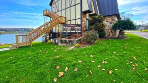 Un edificio con fachada de piedra y una escalera de madera que lleva a una terraza.