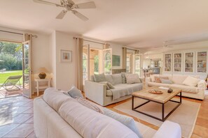 Smart-TV, Kamin, Tischtennisplatte, Bücher