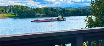 Captain's Quarters | One Bed Condo Waterfront on Ohio River