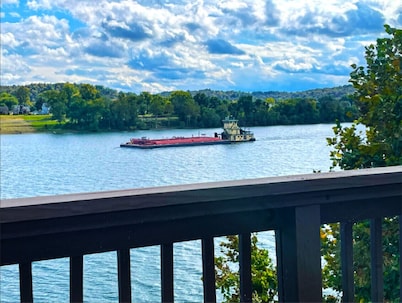 Captain's Quarters | One Bed Condo Waterfront on Ohio River