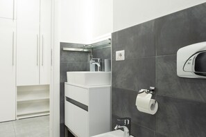 シャワー、ヘアドライヤー、ビデ、タオル