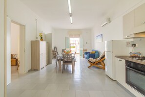 Kühlschrank, Ofen, Herdplatte, Wasserkocher mit Kaffee-/Teezubehör