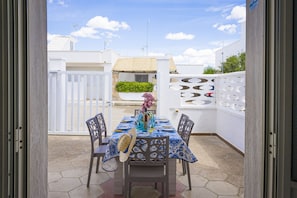 Outdoor dining - Villetta Punta Grossa short walk to beach (Porto Cesareo)