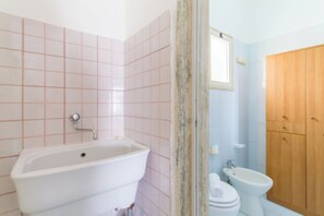 シャワー、ヘアドライヤー、ビデ、タオル