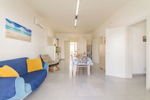 Standaard huis, meerdere slaapkamers (Villetta Punta Grossa short walk to) | Woonruimte | Een 21-inch flatscreentelevisie met kabelzenders