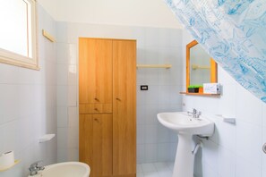 Dusj, hårføner, bidé og håndklær