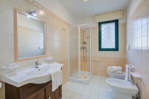 Dusj, hårføner, bidé og håndklær