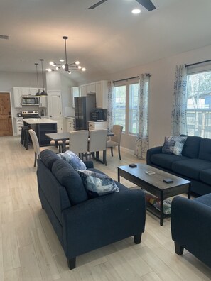 Smart TV - Warm and welcoming single family home minutes from Downtown San Antonio (San Antonio)