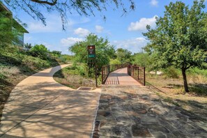 Property grounds - Warm and welcoming single family home minutes from Downtown San Antonio (San Antonio)