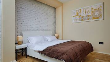 4 bedrooms, iron/ironing board, free WiFi, bed sheets