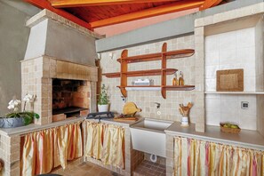 Fridge, microwave, oven, stovetop - Beachfront Villa Adria (Bigovo)