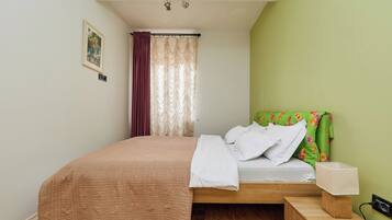 4 bedrooms, iron/ironing board, free WiFi, bed sheets