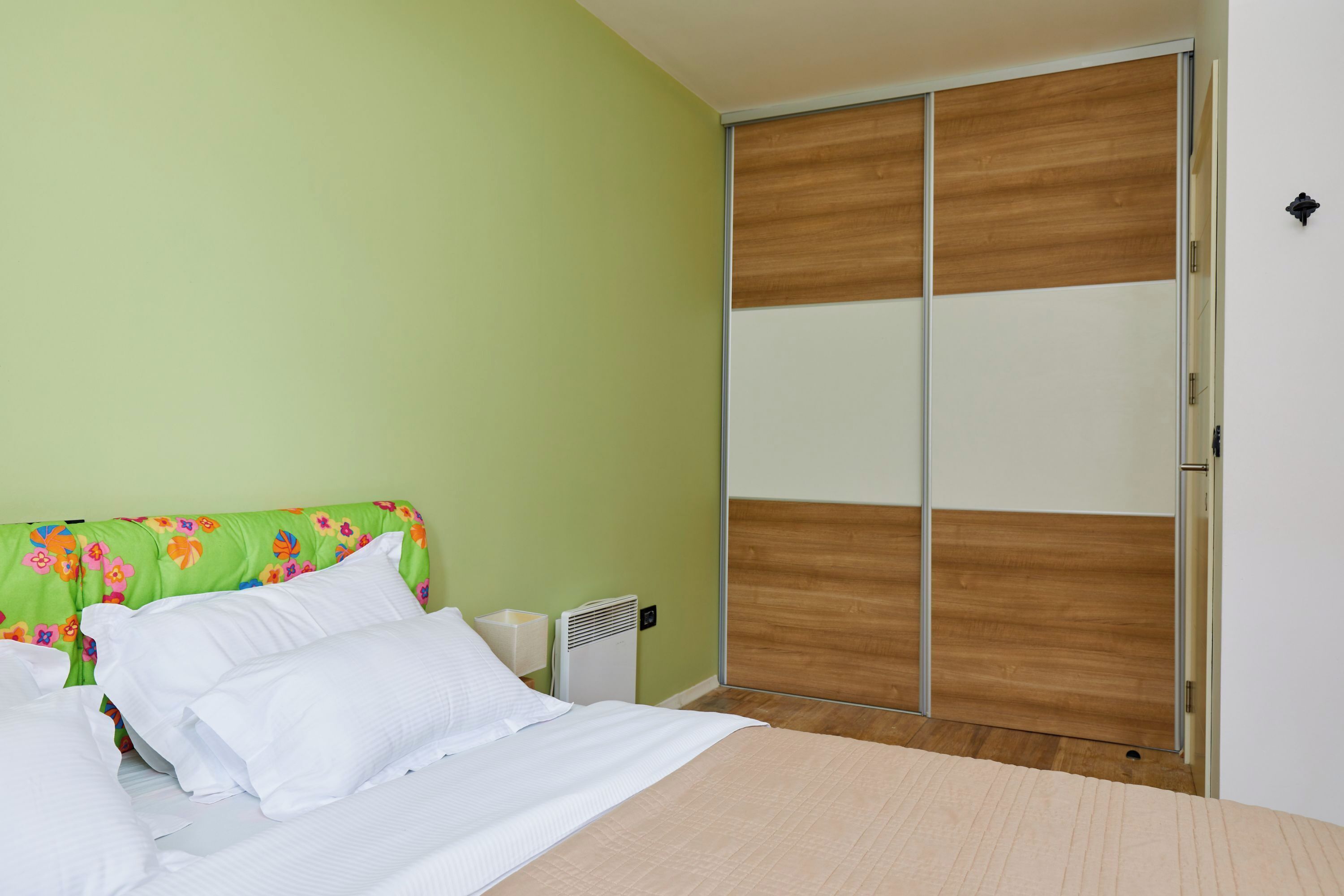 4 bedrooms, iron/ironing board, free WiFi, bed sheets