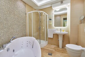 Baignoire et douche séparées, bidet, serviettes fournies, savon