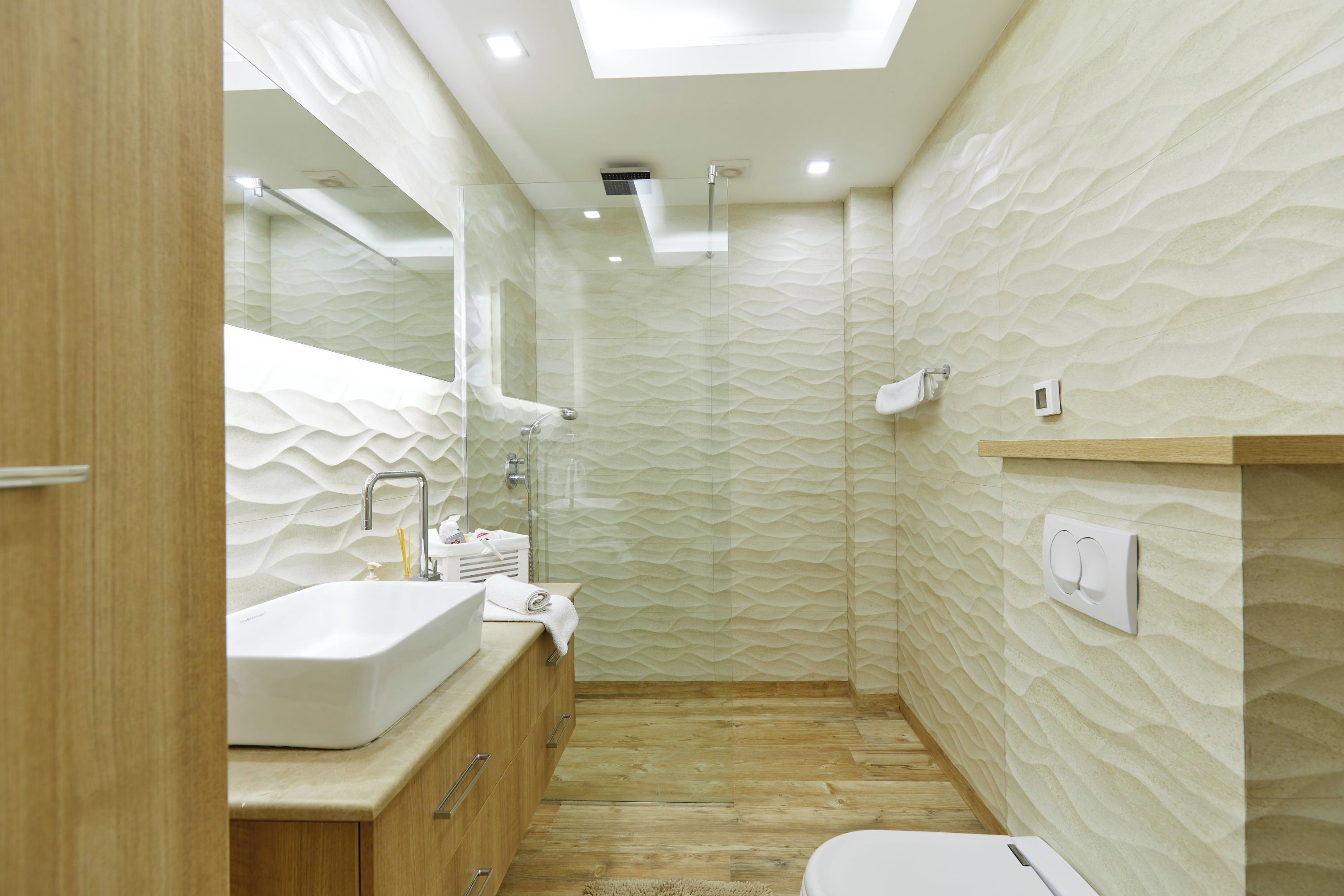 Tab mandi dan pancuran berasingan, bidet, tuala disediakan, sabun 