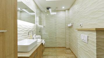Tab mandi dan pancuran berasingan, bidet, tuala disediakan, sabun
