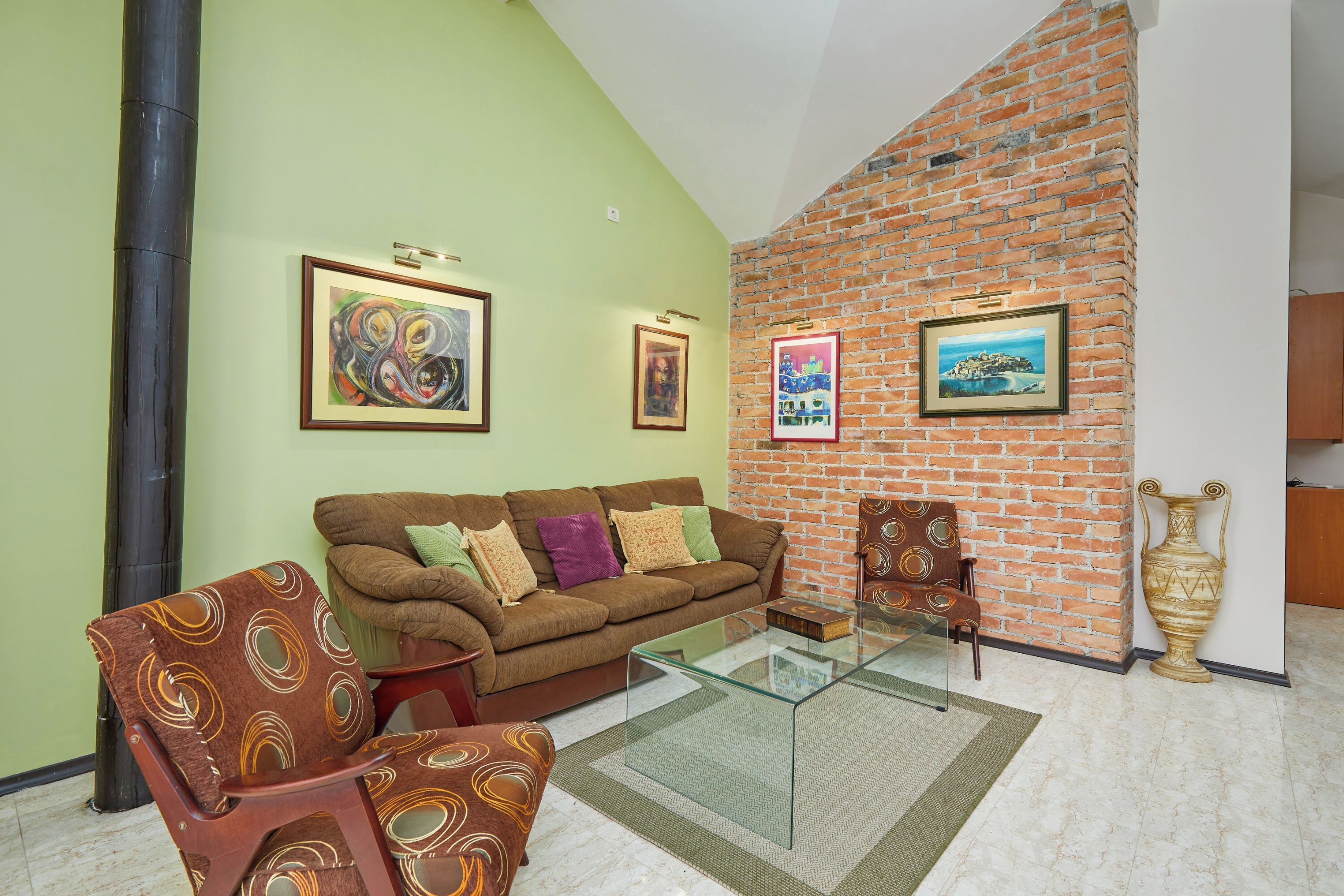 TV màn hình phẳng, lò sưởi 