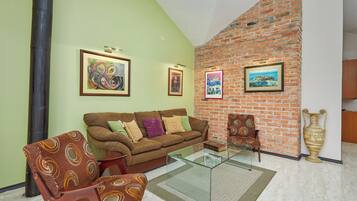 TV màn hình phẳng, lò sưởi