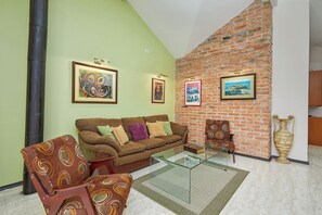 TV màn hình phẳng, lò sưởi 