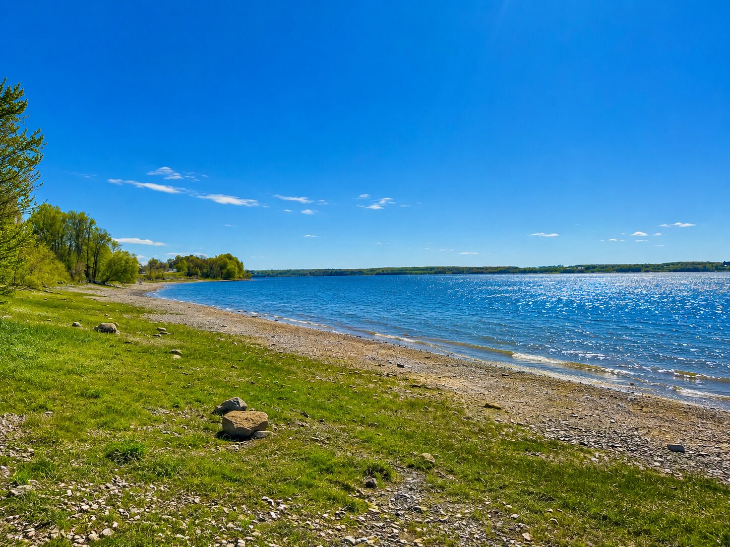 På stranden, solsenger og strandhåndklær