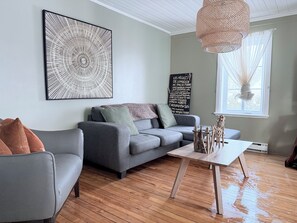 Smart-TV, Kamin, Bücher