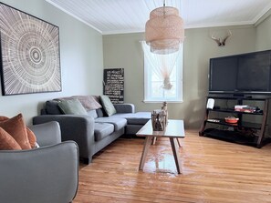 Smart-TV, Kamin, Bücher