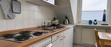 Een koelkast, een oven, een vaatwasser, een koffiezetapparaat/waterkoker