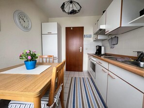 Jääkaappi, uuni, astianpesukone, kahvin-/teenkeitin