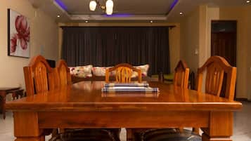 Appartement Familial | Coin séjour | TV connectée de 24 pouces avec chaînes numériques