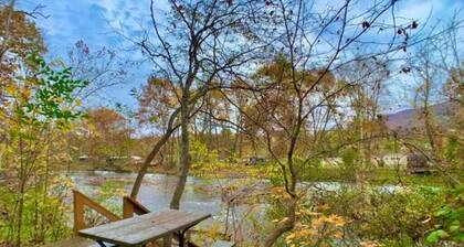 Cabin on the Jackson River with dock, deck, firepit and sauna. Pet friendly!