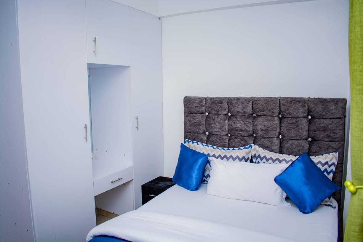 Ein Schlafzimmer mit einem Bett, einem Kleiderschrank und einem Nachttisch.