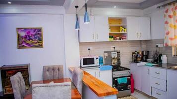 Departamento empresarial | Cocina privada | Refrigerador, microondas y utensilios de cocina