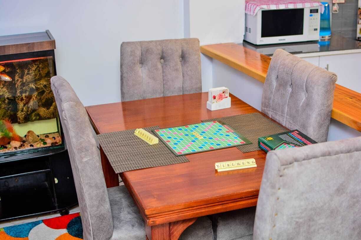 A dining table with a chessboard, a name tag, and a tissue box.