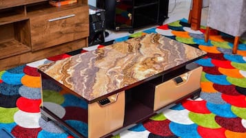 Um armário de madeira com gavetas e uma mesa com tampo de mármore.