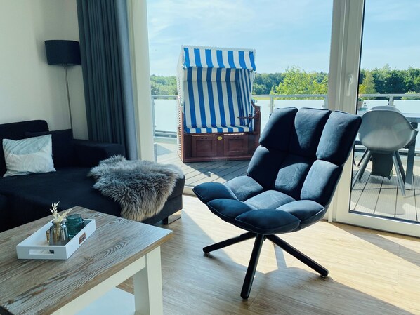 TV, DVD-spiller, bøker og stereoanlegg