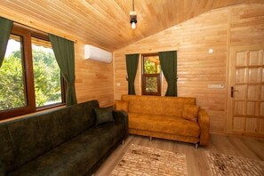 디럭스 방갈로, 침실 1개, 금연, 정원 전망 | 거실 공간 | LCD TV