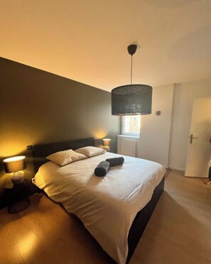 2 slaapkamers, een strijkplank/strijkijzer, wifi, beddengoed