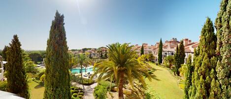 Una piscina al aire libre, una piscina climatizada