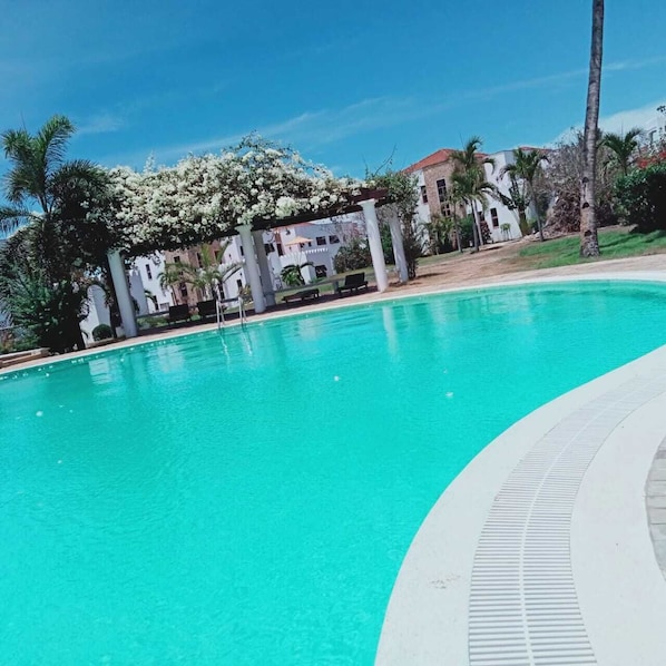 3 piscines extérieures