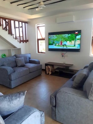 Loft familial | Aire de séjour | Téléviseur connecté de 24 po avec télévision par satellite