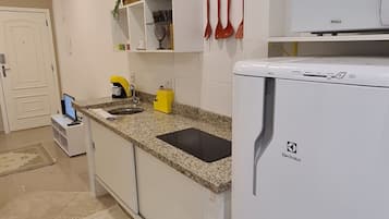 Apartamento conforto | Cozinha privada | Geladeira, micro-ondas, fogão, cooktop