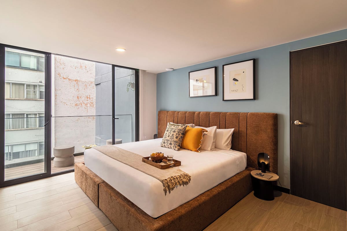 Premium bedding, desk, laptop workspace, WiFi (free)