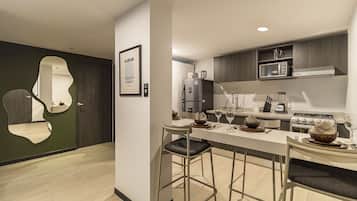 Refrigerador, microondas, horno, placa de cocina