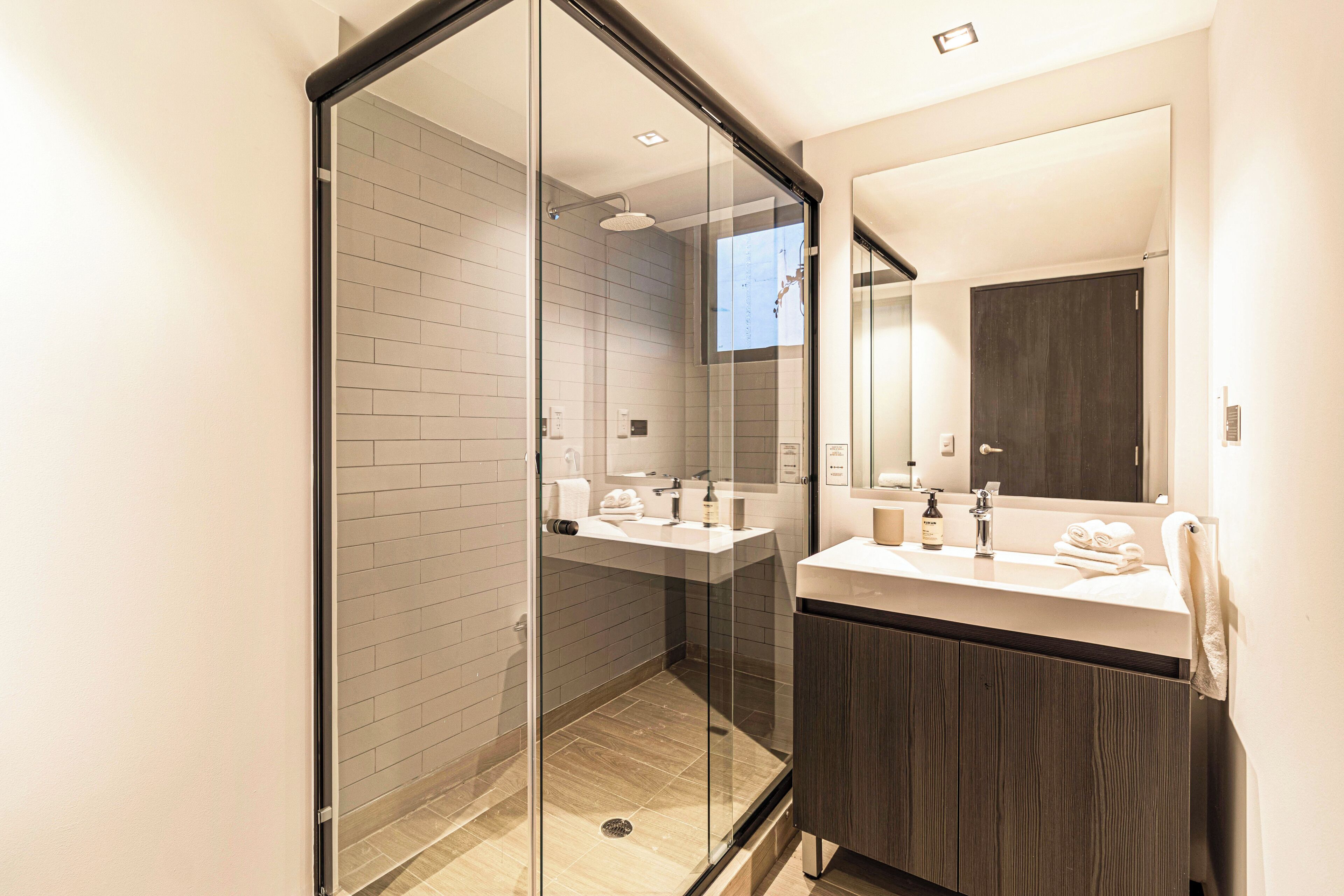 Deluxe Apartment (Two Bedroom with Balcony) | Bathroom